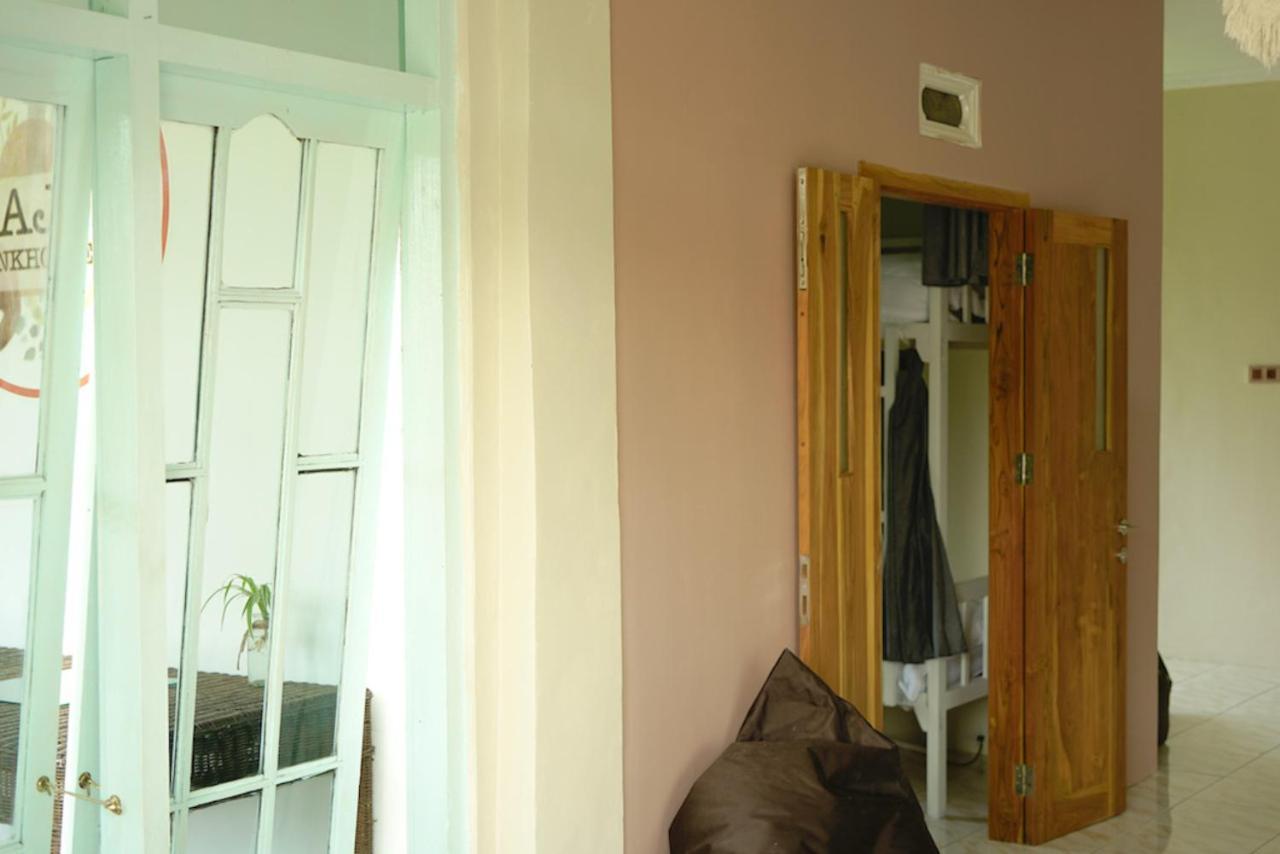 Albergue Bajo Bunkhouse Labuan Bajo Exterior foto
